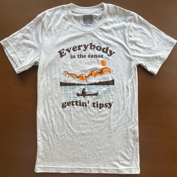 🟡Everybody In The Canoe Getting Tipsy Funny Meme Quote Shirt Summer Bear Boat - Picture 2 of 4